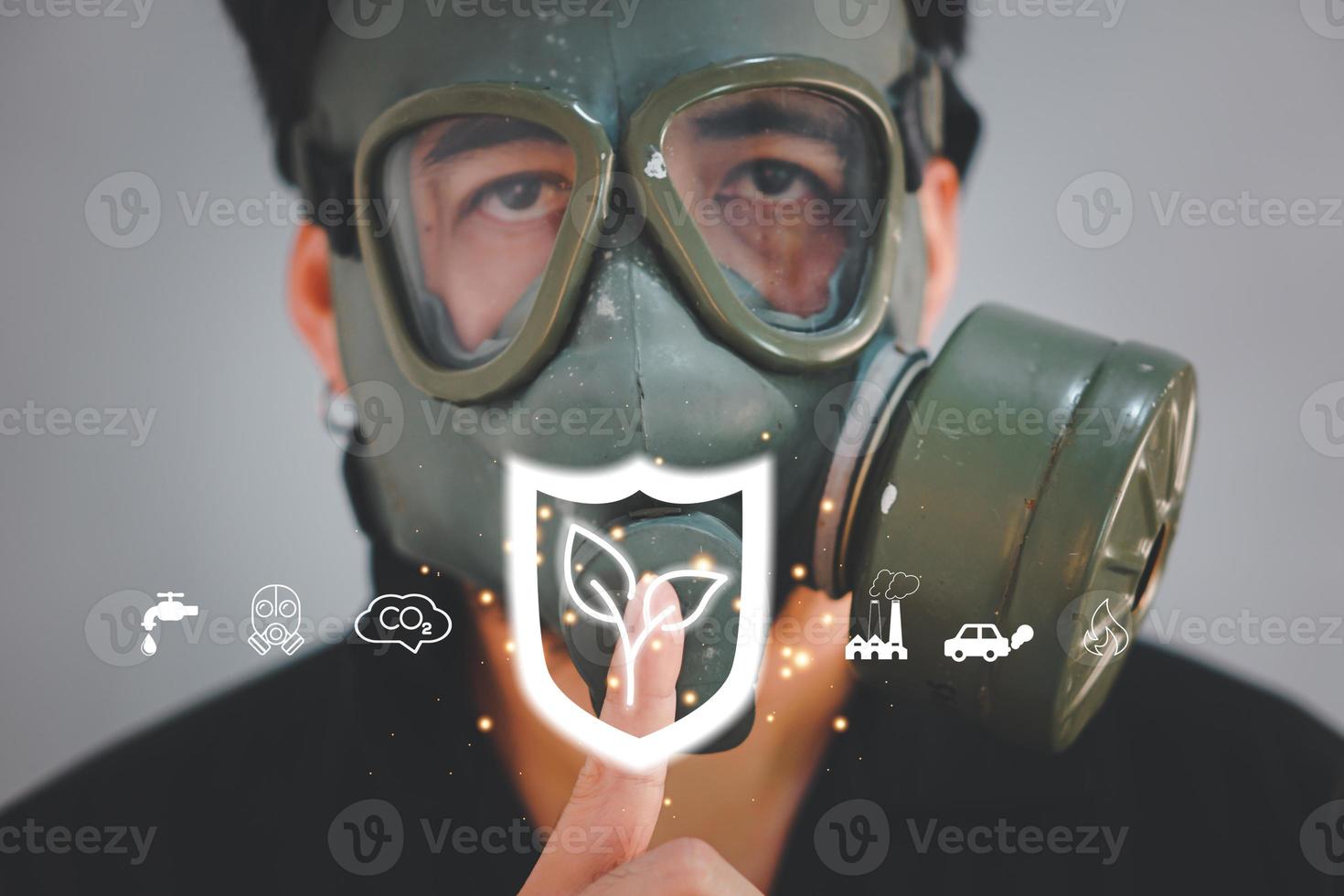 profil av ung med gas mask. grunge porträtt man i gas mask och rök. foto