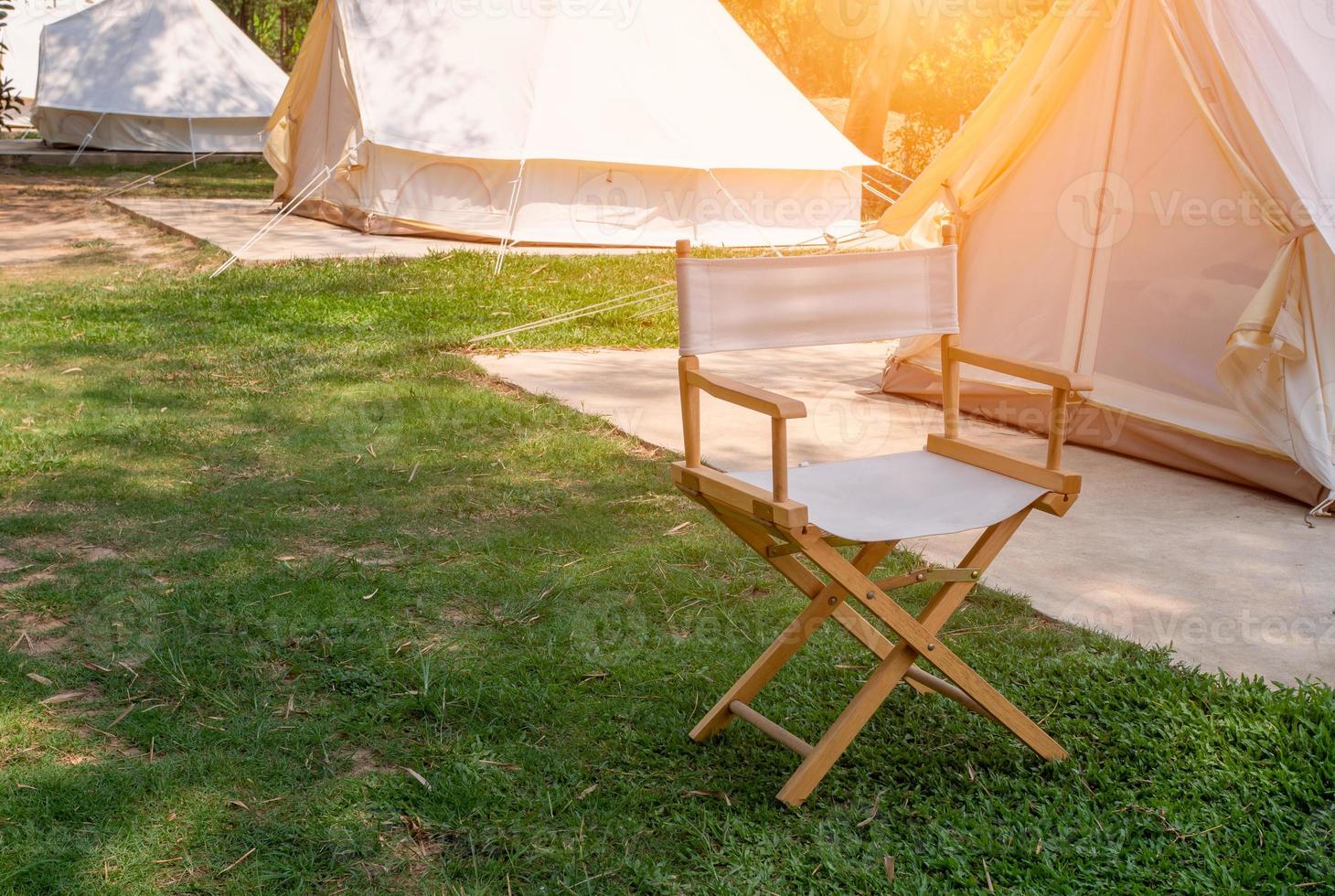 camping picknick tält campingplats i utomhus- vandring skog. husbil medan campingplats i natur bakgrund på sommar resa läger. äventyr resa semester begrepp foto