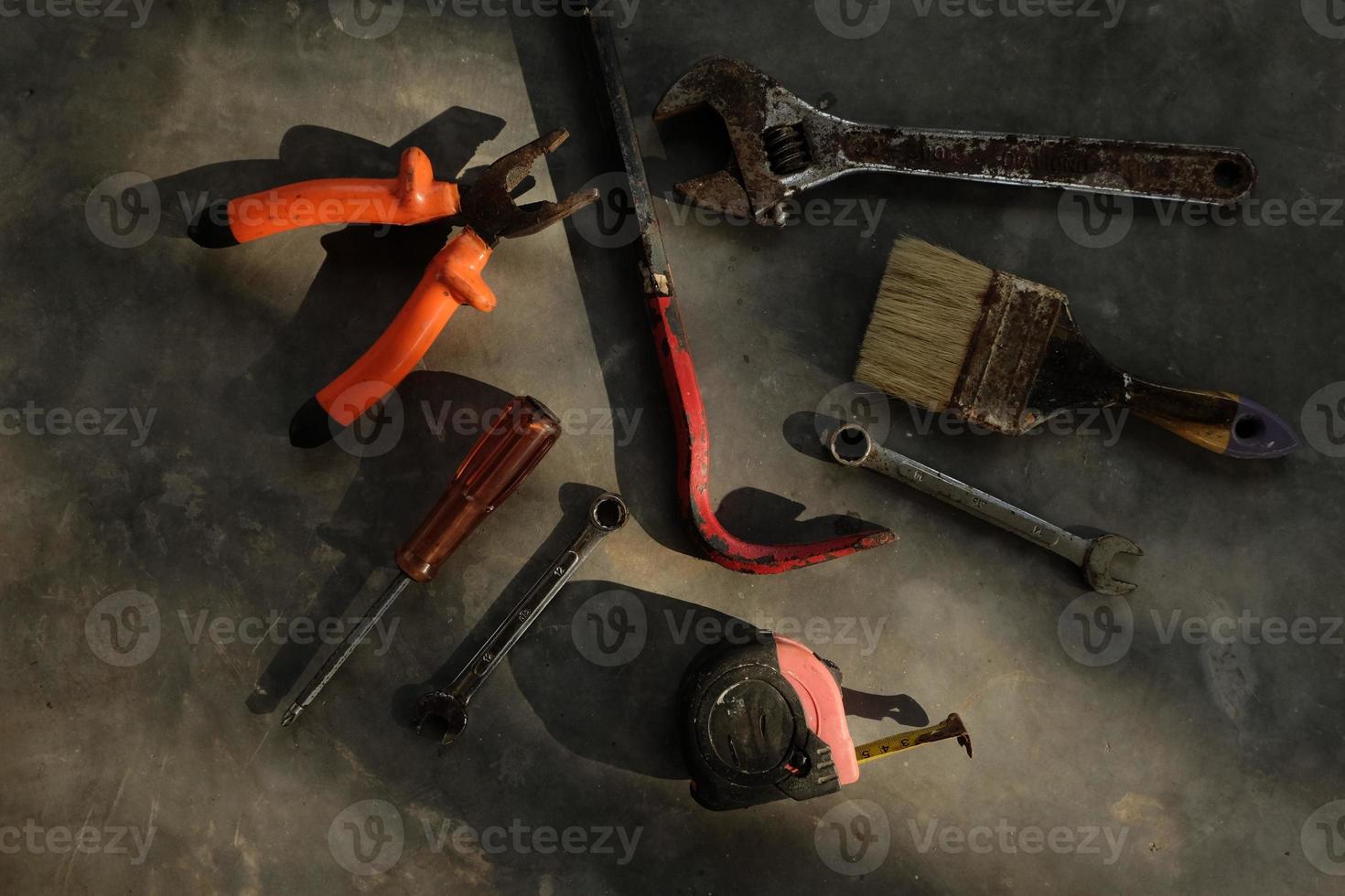 uppsättning av blandad arbete verktyg. olika snickeri verktyg på trä- bakgrund. foto