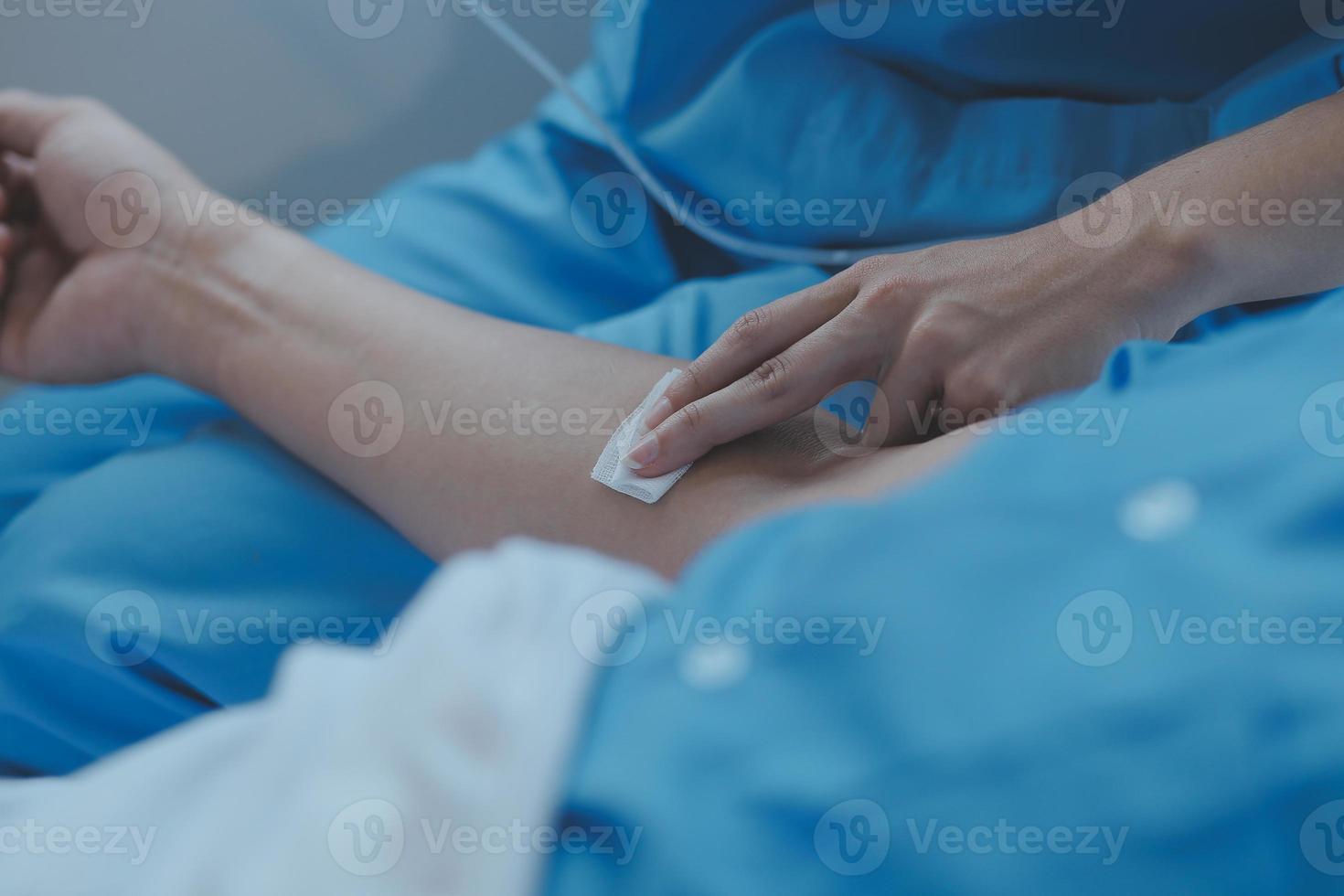 kvinnor asiatisk doktorer håll de patient hand och uppmuntra och förse medicinsk råd medan kontroll de patient hälsa i säng. begrepp av vård och medkänsla, prenatal vård, hotad abort foto
