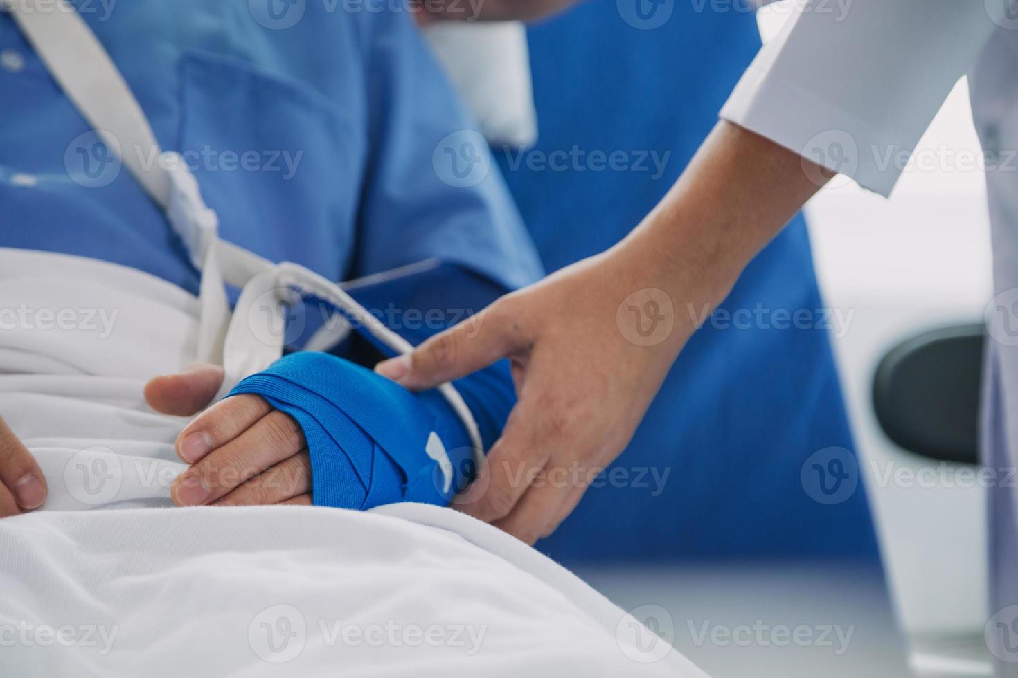 skadade patient som visar läkare bruten handled och ärm med bandage i sjukhus kontor eller nödsituation rum. vrickning, påfrestning fraktur eller repetitiva anstränga skada i hand. sjuksköterska portion kund. först hjälpa. foto