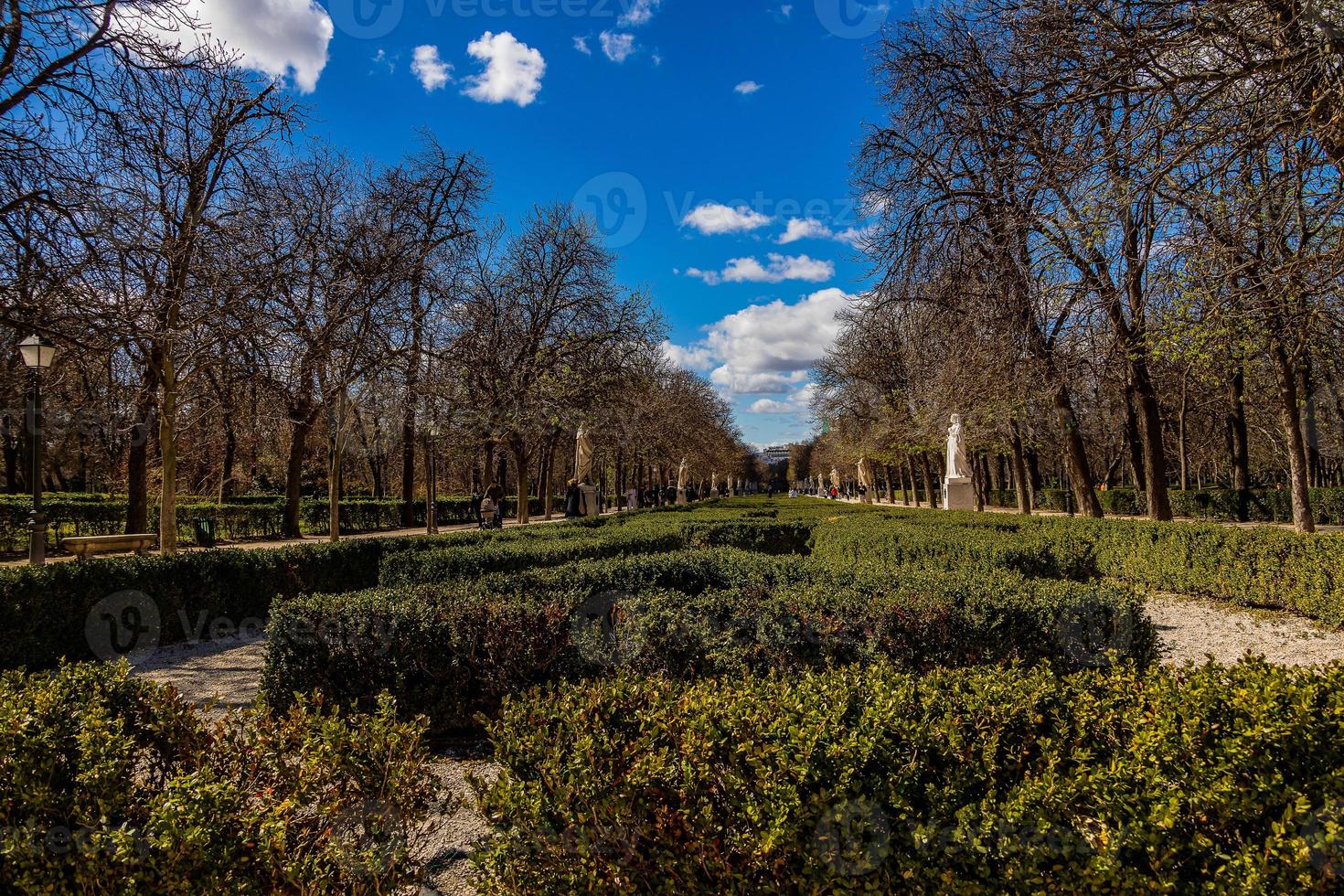 retiro parkera i madrid Spanien i vår dag landskap foto