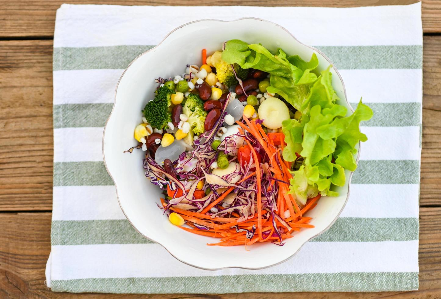 thai mat vegetabiliska sallader på sallader skål med färsk vegetabiliska frukt nötter och korn för friska mat blandad vegetabiliska sallad vegetarian grön och färgrik mat för frukost foto