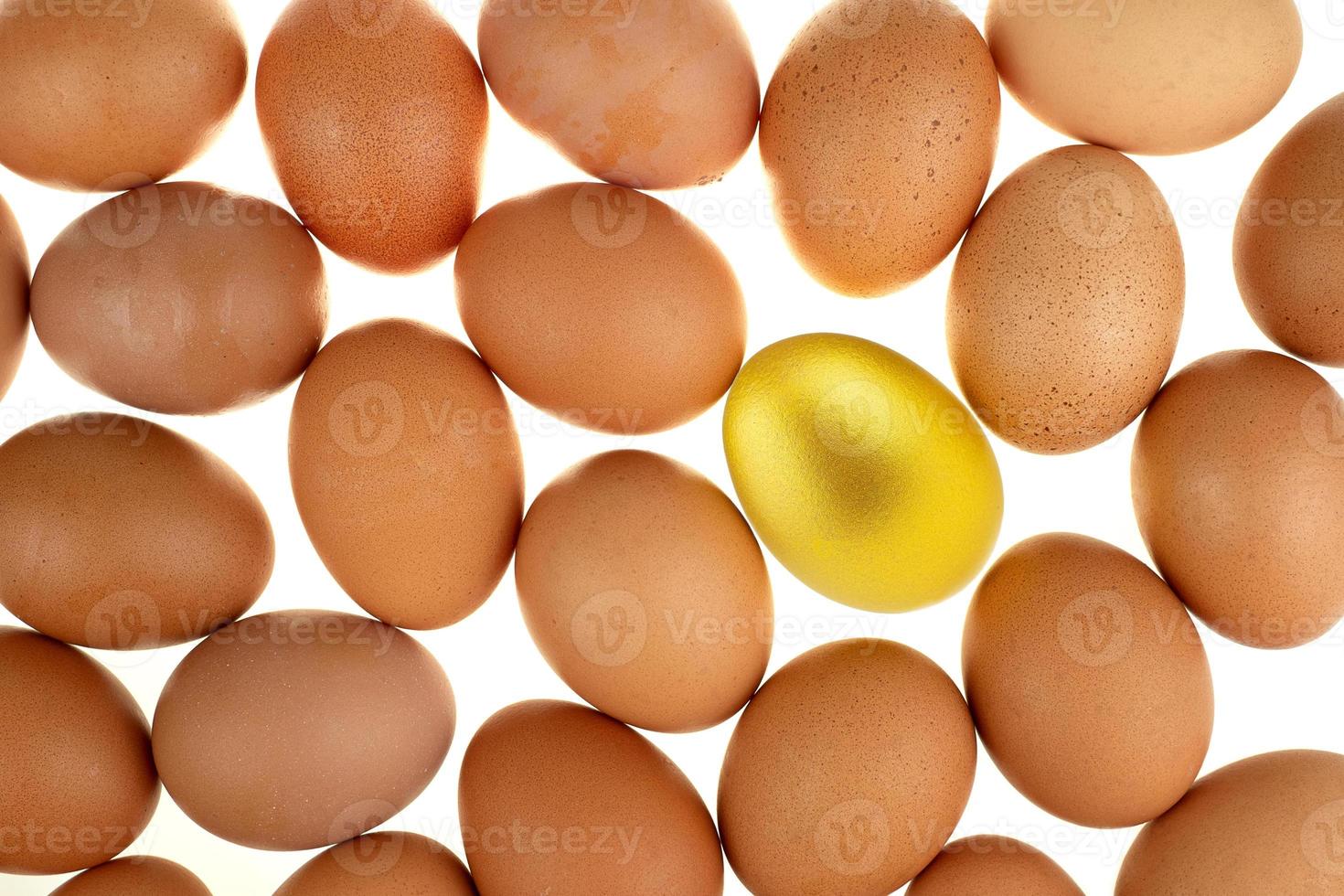 närbild påsk guld ägg omgiven av naturliga färska ägg foto