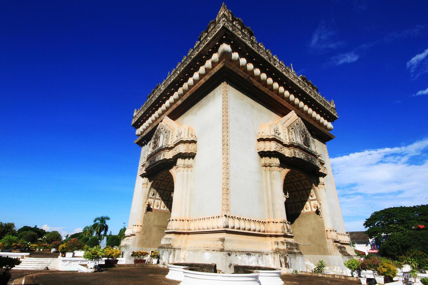 skön gammal patuxay monument är triumf- båge landmärke och känd i vientiane provins, laos foto