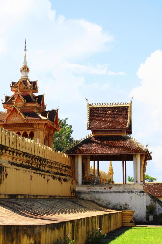 skön bra gyllene pagod på wat pha den där luang tempel på vientiane provins, laos foto
