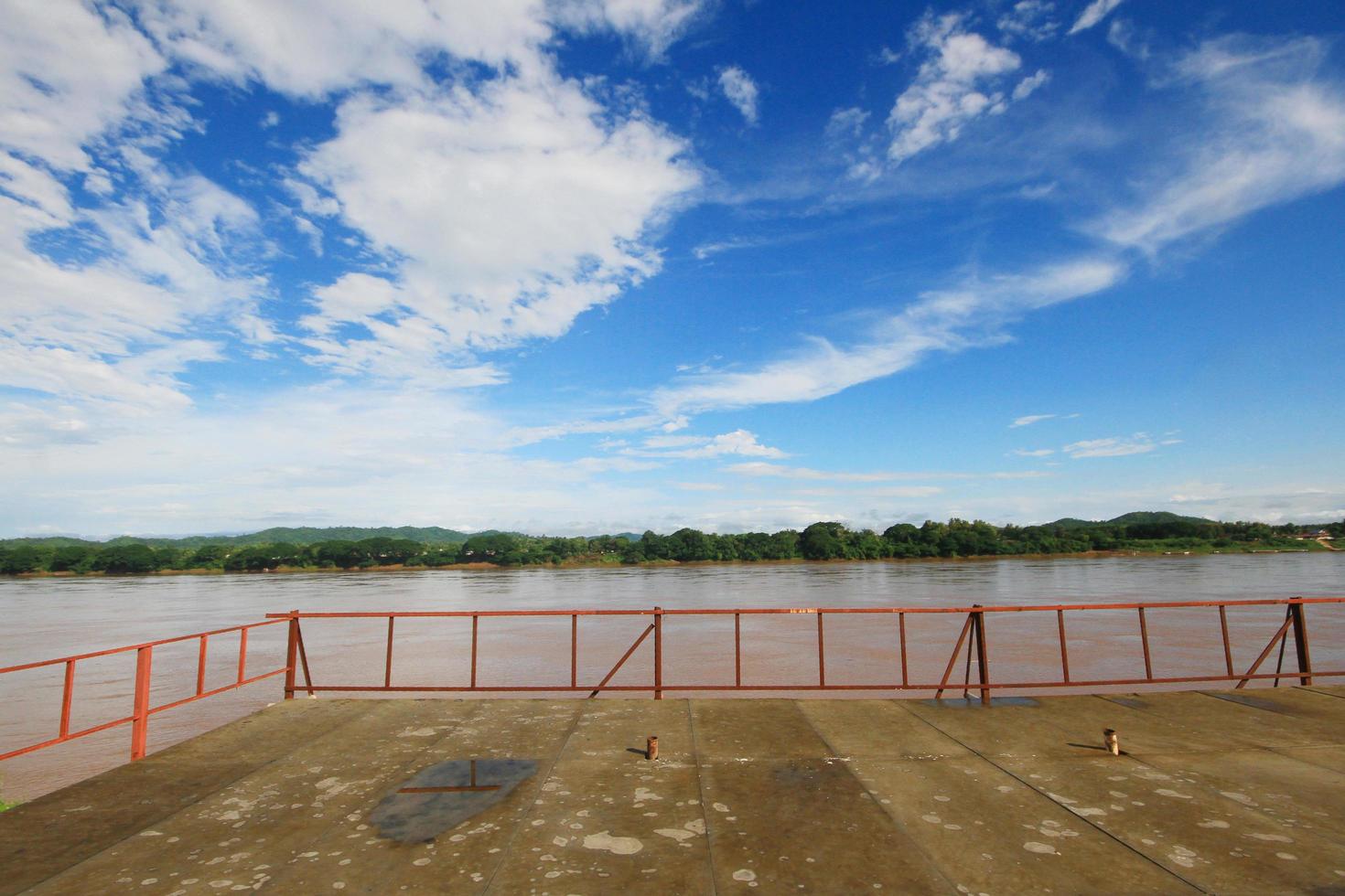 skön landskap för betong terrass med stål röd staket på flodstrand på khong flod de thai-laos gräns chaingkhan distrikt i de landsbygden på thailand foto
