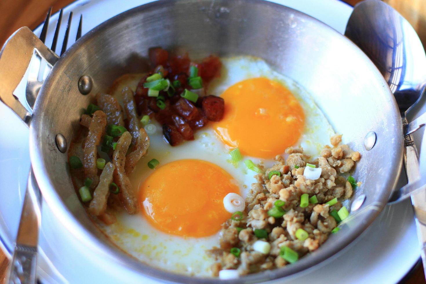 indokina stekt i stekpanna ägg med pålägg i hemlagad thai stil och lätt frukost i de morgon- foto