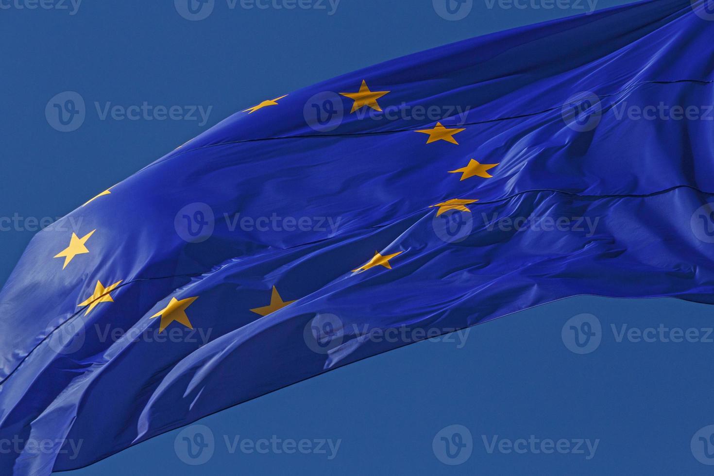 stänga upp av vinkade europeisk union flagga foto