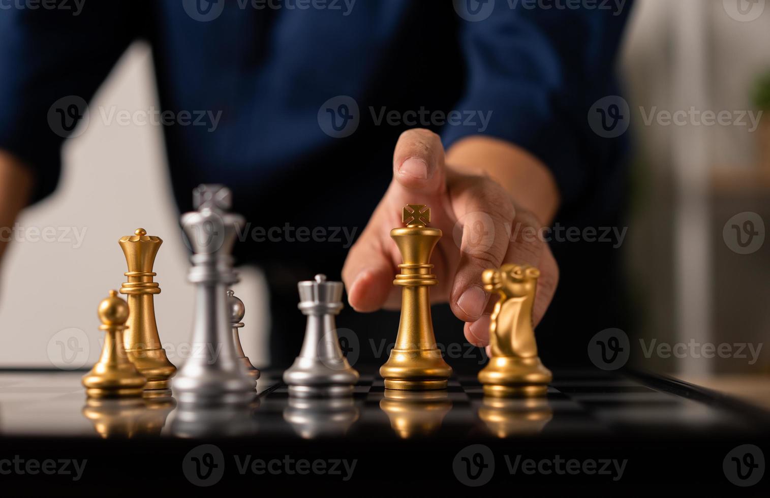 stänga upp av händer av en företag man rör på sig kung gyllene schack till nederlag motståndare de schack spel är utveckling analys, strategi, och planen, de förvaltning eller ledarskap begrepp. foto