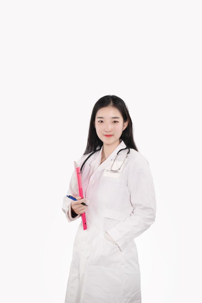 medicin läkare eller apotekare med stetoskop stående och diagnos i sjukhus.hälsa vård och medicinsk eller hälsa försäkring begrepp medica bakgrund foto