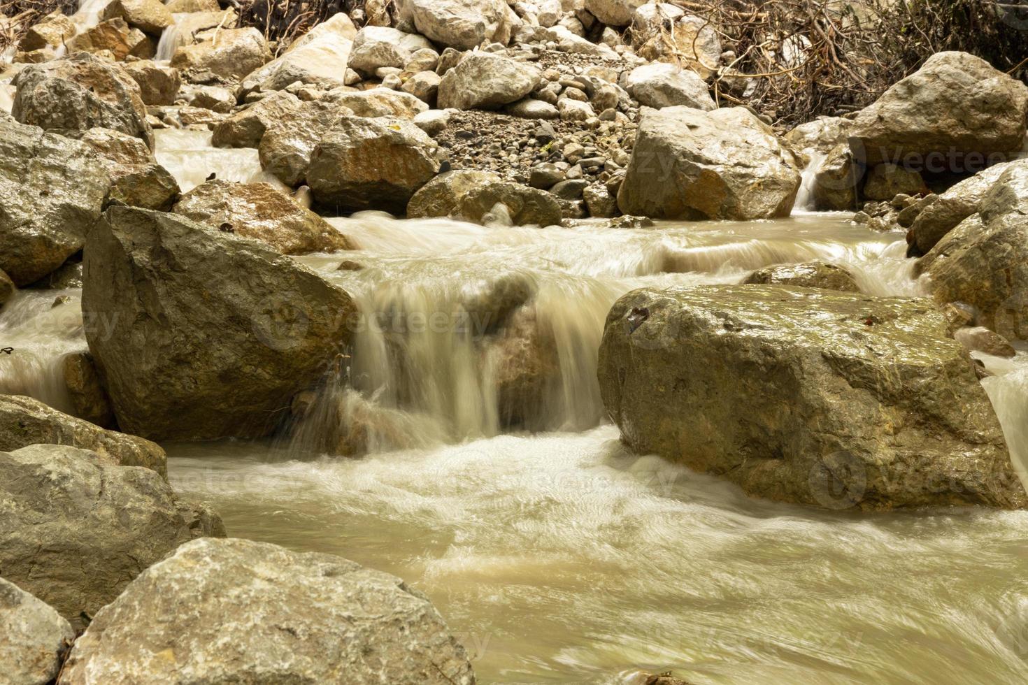 en små berg kaskad vattenfall med grumlig vatten efter tung regnar. foto