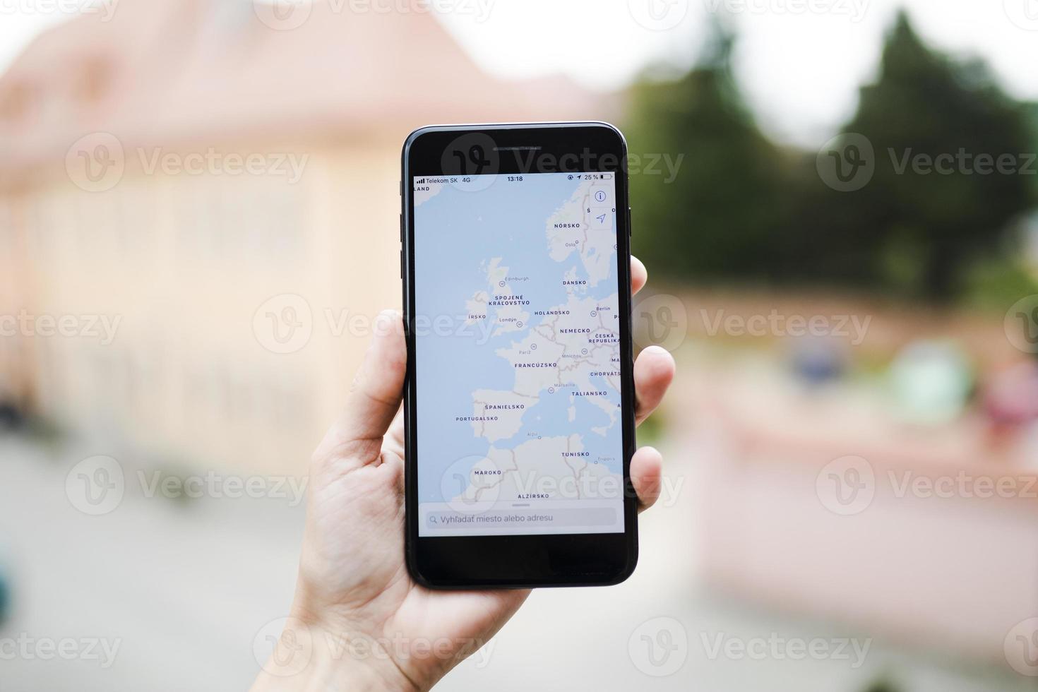 mänsklig hand som håller mobiltelefon med navigationsskärm för GPS-karta foto