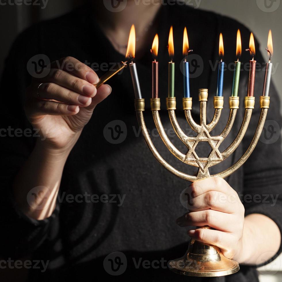 judisk ljusstake med ljus foto