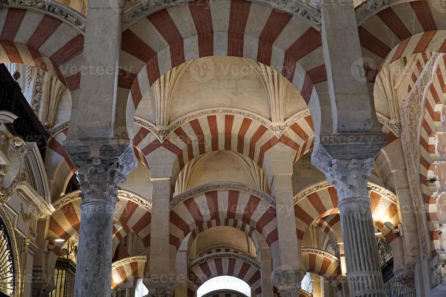 interiör av mezquita - moské - katedral av cordoba i Spanien foto