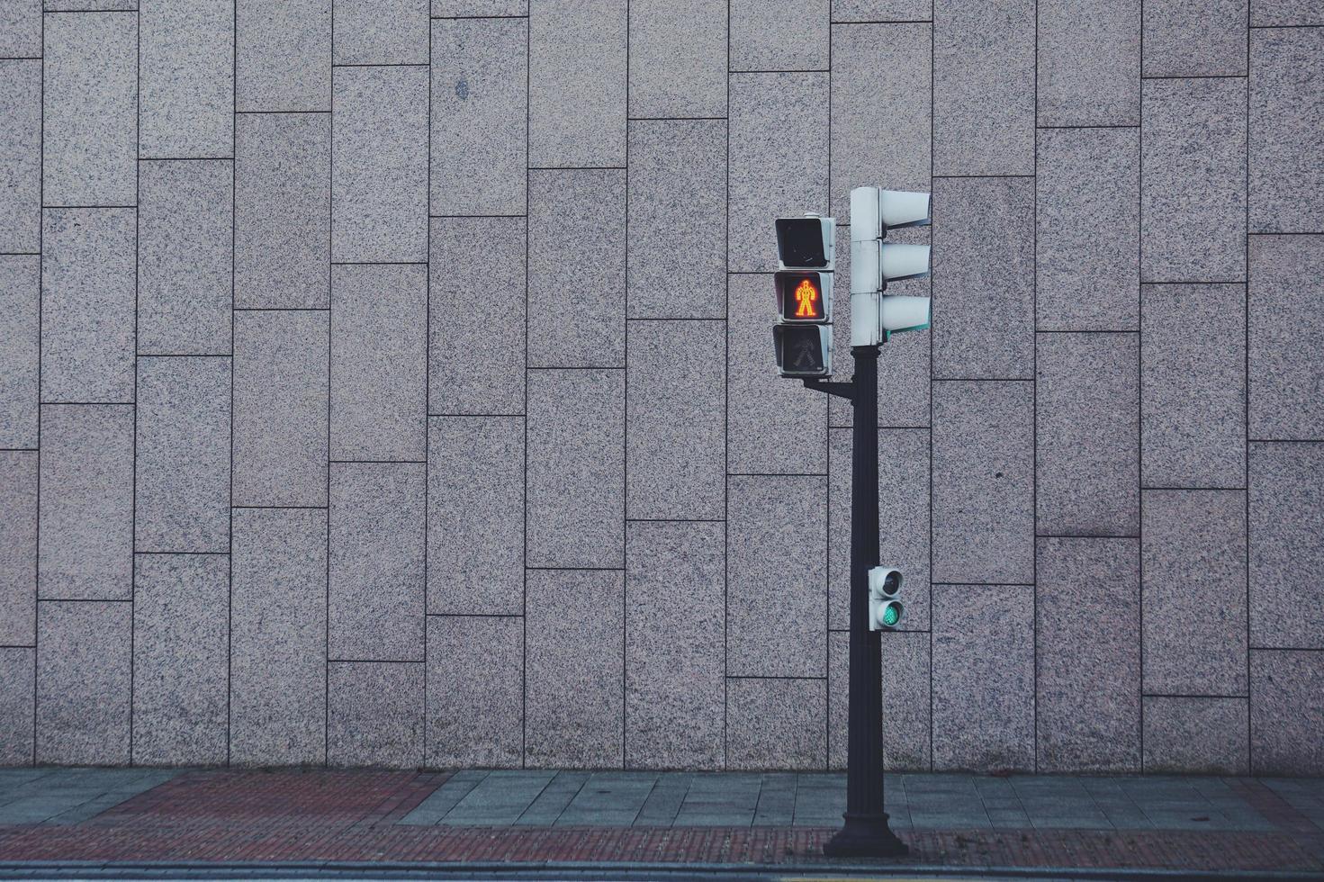 trafikljus på gatan i bilbao city, spanien foto