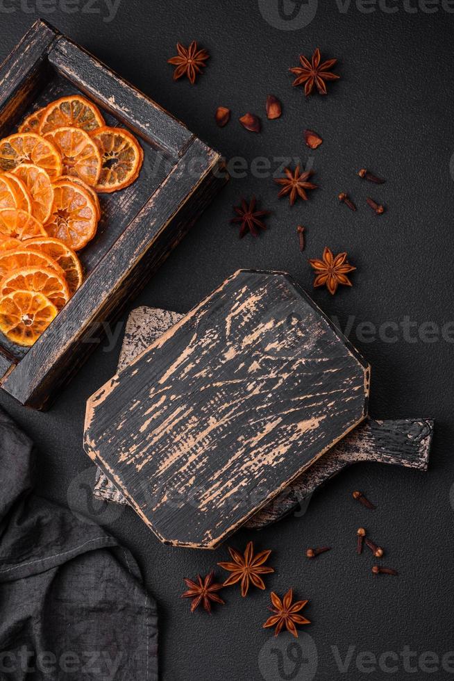 skön jul dekoration bestående av ett gammal trä- låda med torkades citrus- frukt foto