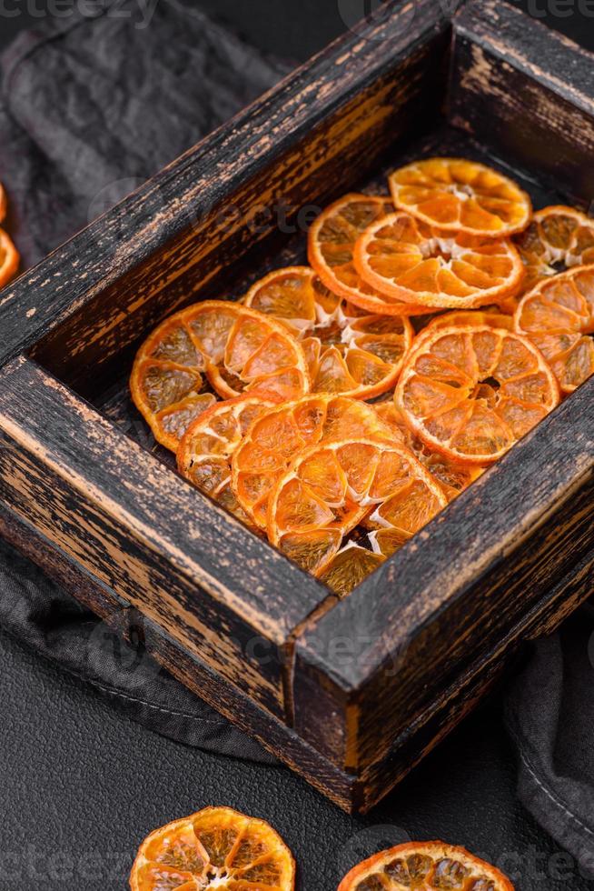 skön jul dekoration bestående av ett gammal trä- låda med torkades citrus- frukt foto