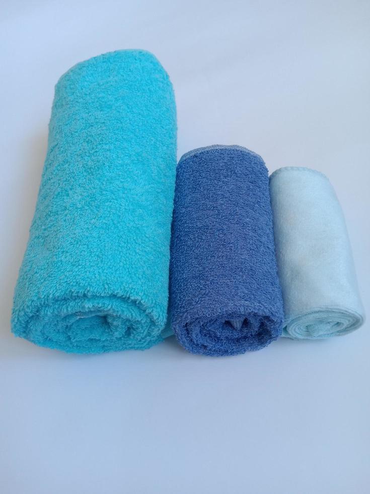 blå rullad upp handdukar foto