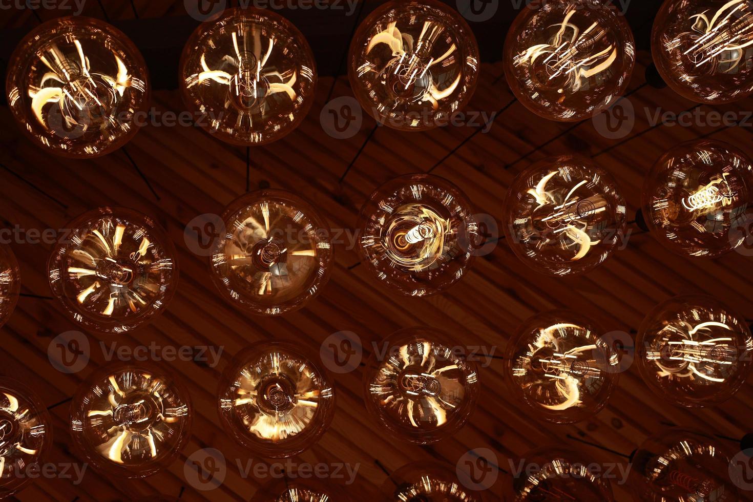 snygg, modern och dekorativ lampor av edison av runda form i de rader. ljus lökar i retro stil. en massa celling lysande årgång led lampor. objekt för interiör dekoration, selektiv fokus Foto