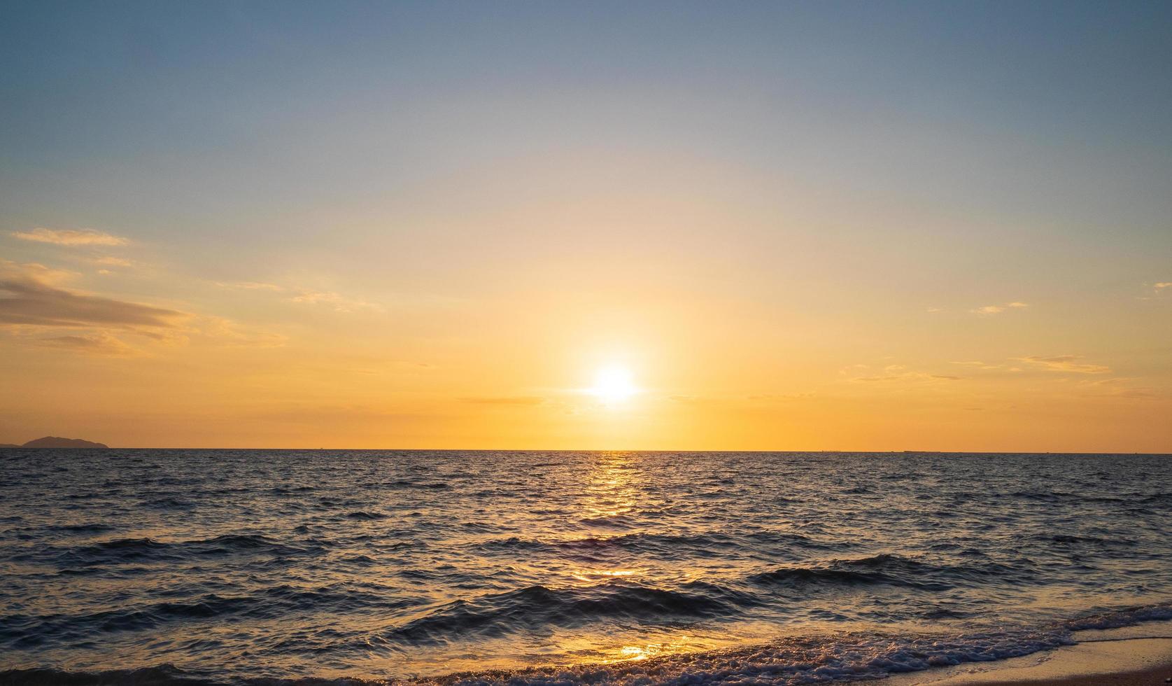 panorama synpunkt landskap resa sommar hav vind Vinka Häftigt på Semester lugna kust stor Sol uppsättning himmel ljus orange gyllene natur tropisk skön kväll timdag på smäll san strand chonburi thailand. foto