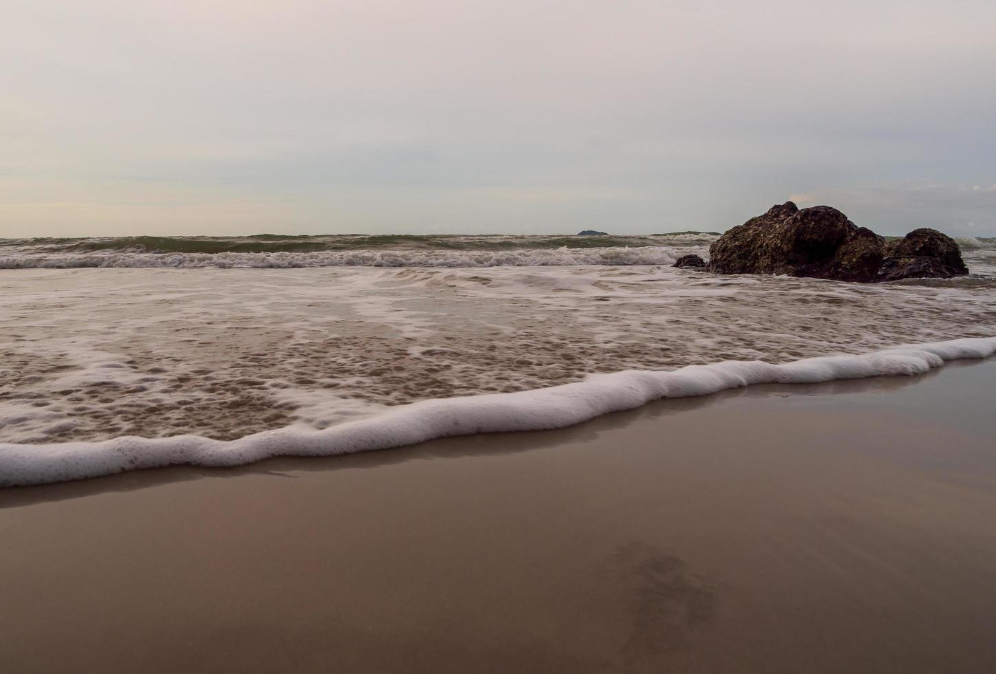 panorama synpunkt landskap resa sommar hav vind Vinka Häftigt på Semester lugna kust stor Sol uppsättning himmel ljus orange gyllene natur tropisk skön kväll timdag på smäll san strand chonburi thailand. foto