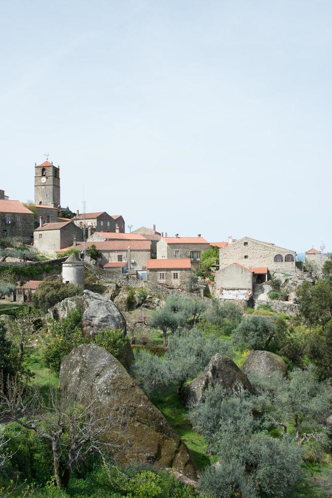 skön landskap runt om monsanto, historiska by i portugal foto