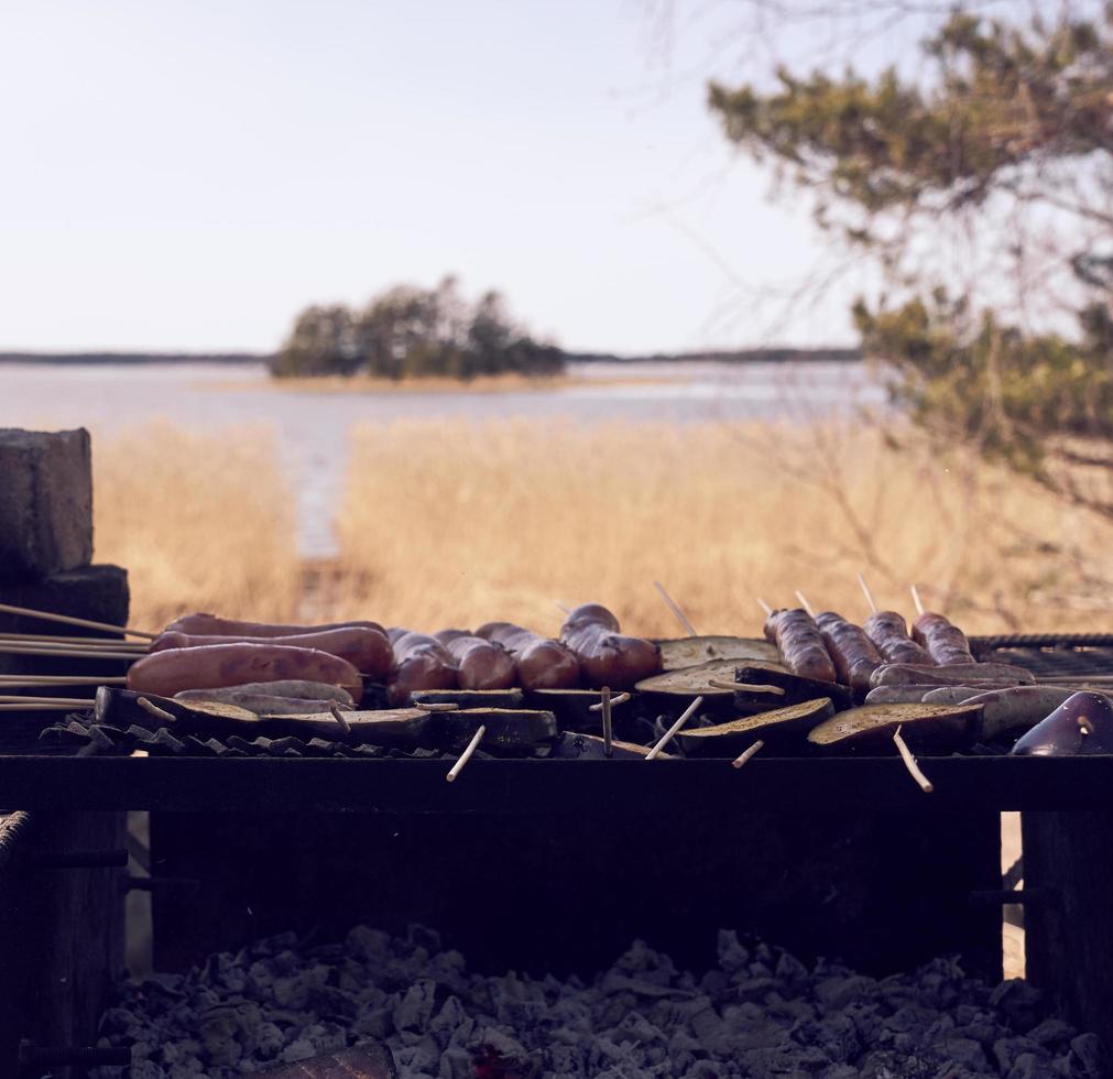 grillade korvar utomhus på tappninggrill. foto