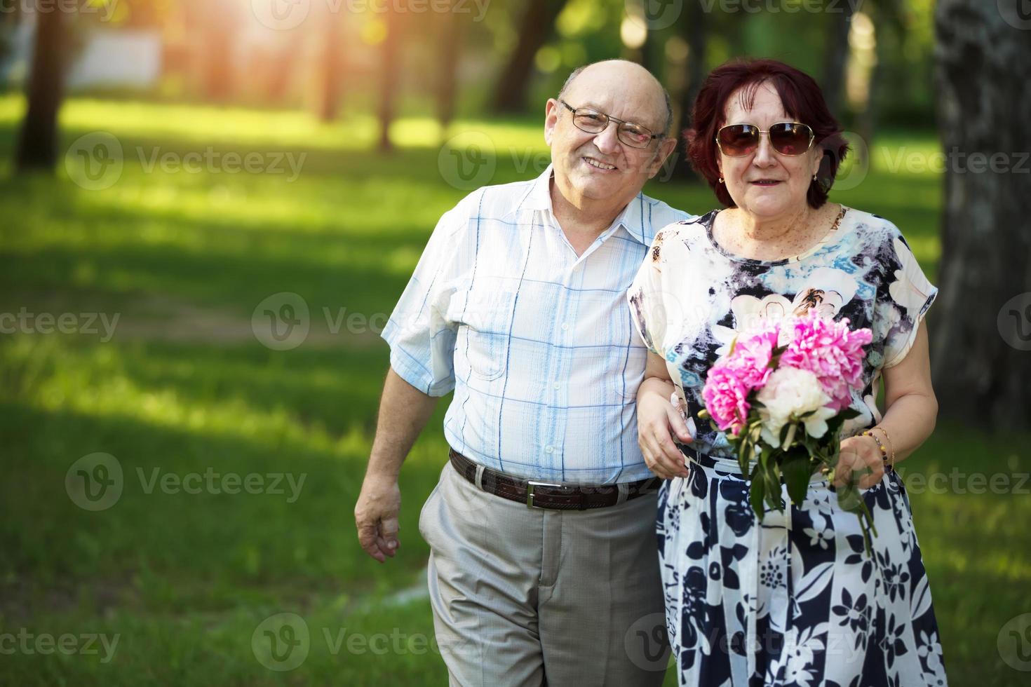 Lycklig äldre par. stilig man och kvinna senior medborgare. Make och fru av gammal ålder för en promenad. foto