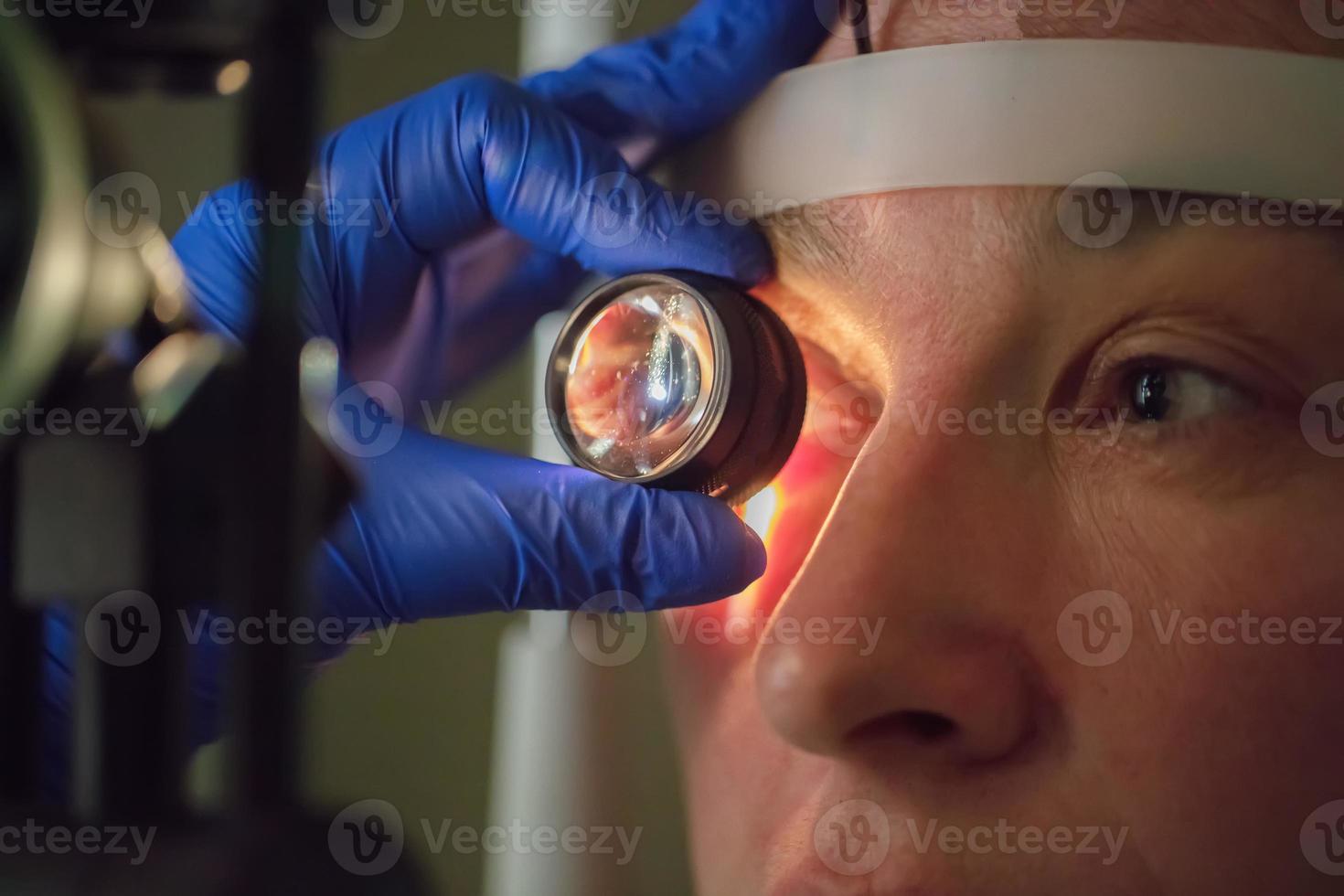 ett ögonläkare checkar de fundus av de patient. foto