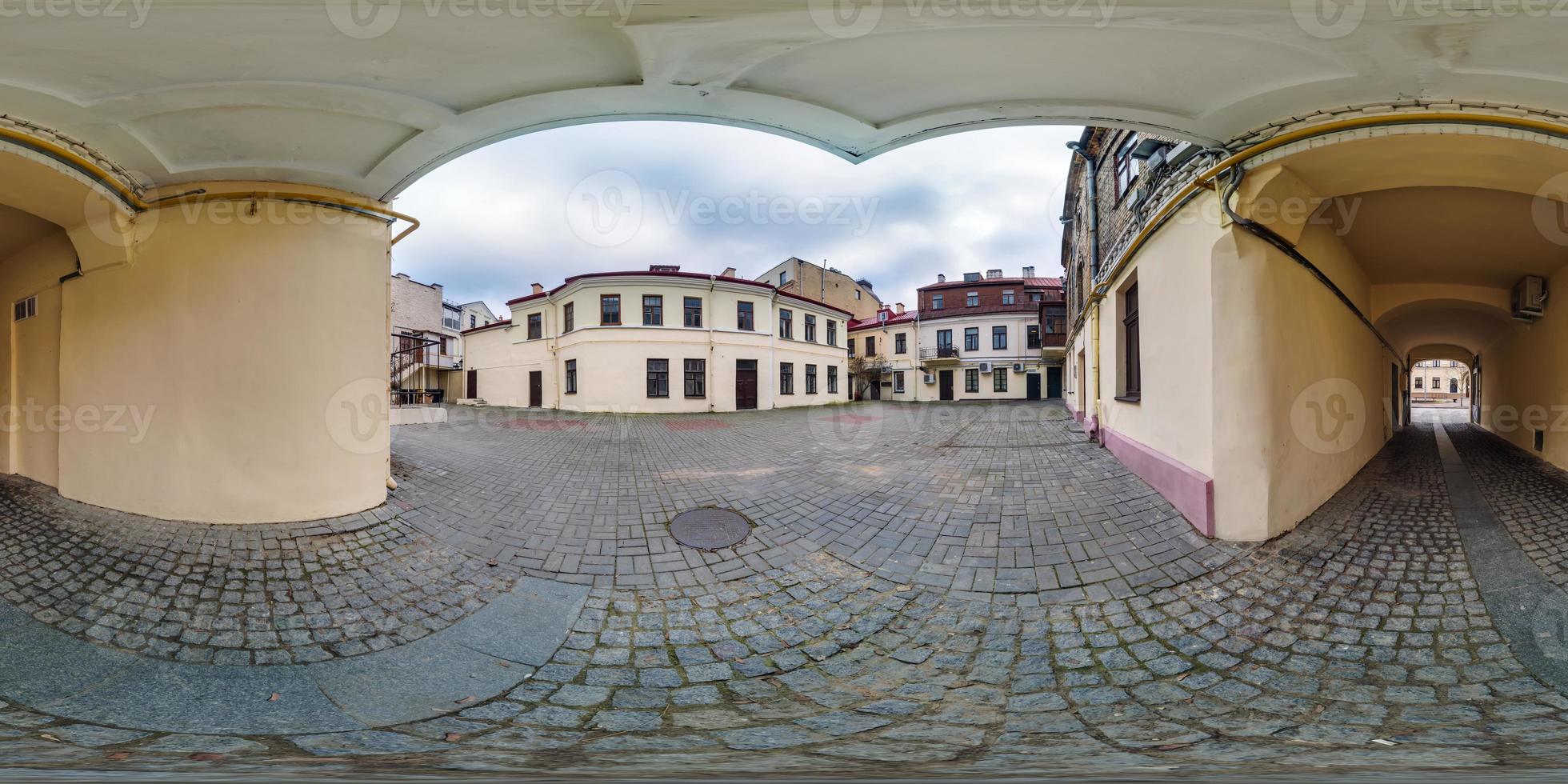 full sömlös sfärisk hdri 360 panorama nära gammal hus i smal gård eller bakgård med tunnel till huvud gata i likriktad utsprång, redo för vr ar virtuell verklighet innehåll foto