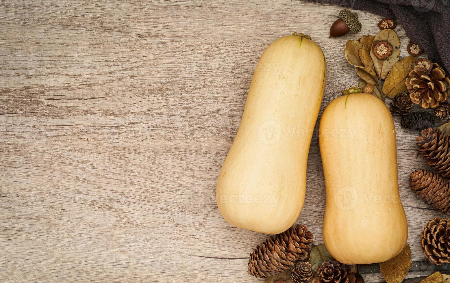 smörnöt squash eller smörnöt pumpa gramma på trä tabell kök bakgrund. vinter- höst vegetabiliska mat foto