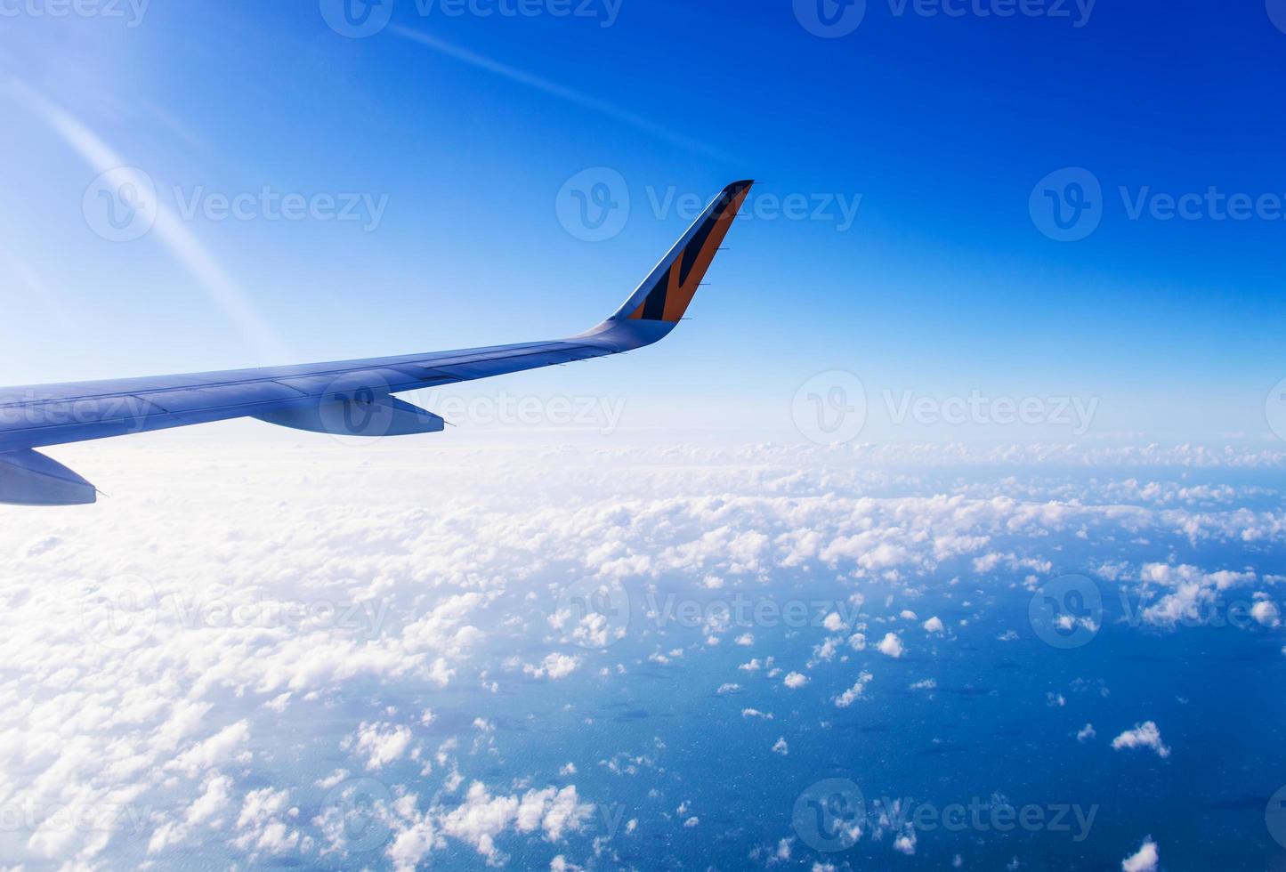 vinge av ett flygplan flygande på de himmel foto