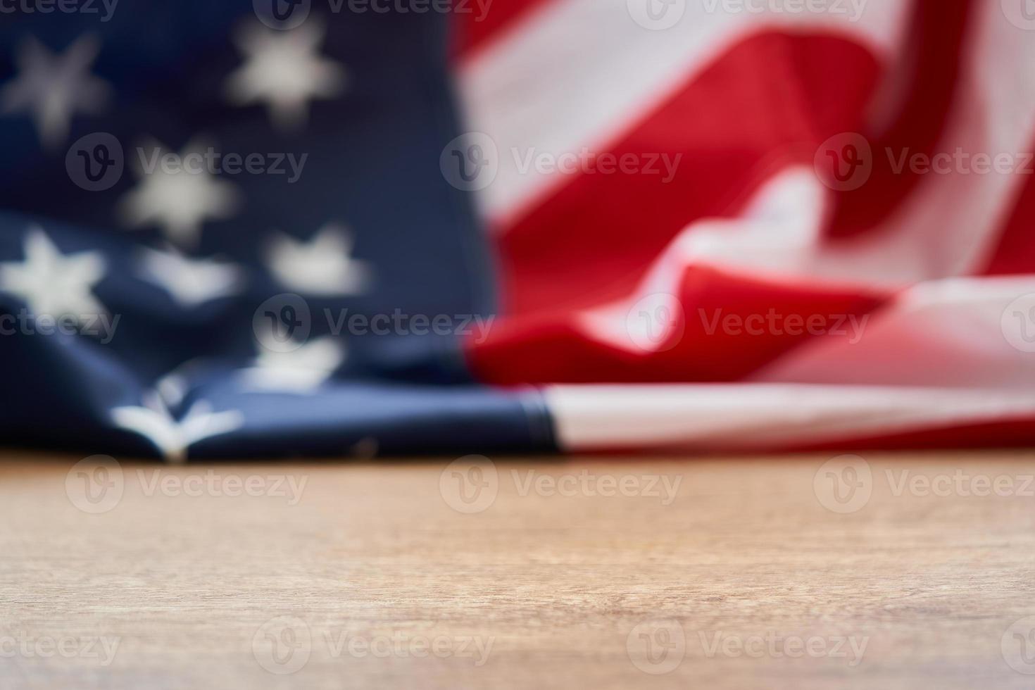 stänga upp falsk upp tom USA amerikan flagga på trä- tömma tabell bakgrund. de begrepp för minnesmärke oberoende eller patriot dag foto
