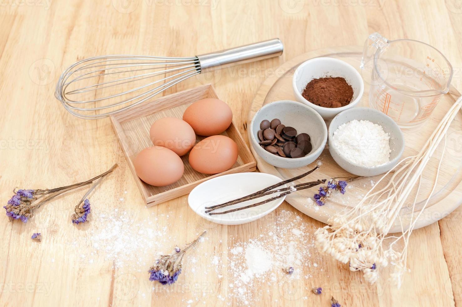 topp se bakning förberedelse på trä- bord, bakning Ingredienser. skål, ägg och mjöl, rullande stift och äggskal på trä- tavla, bakning begrepp foto