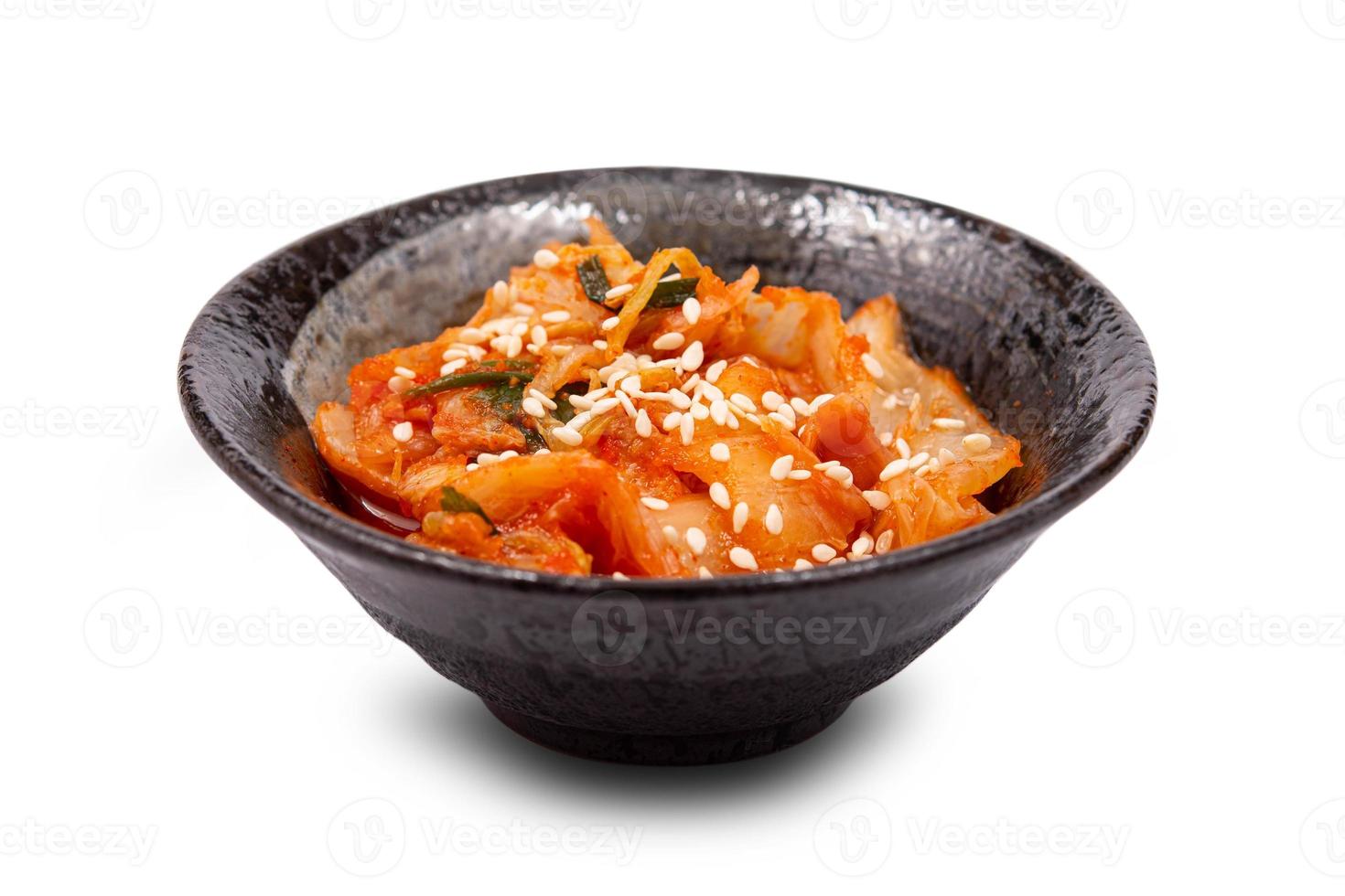 original- kimchi med sesam i skål isolerat på vit bakgrund med klippning väg foto