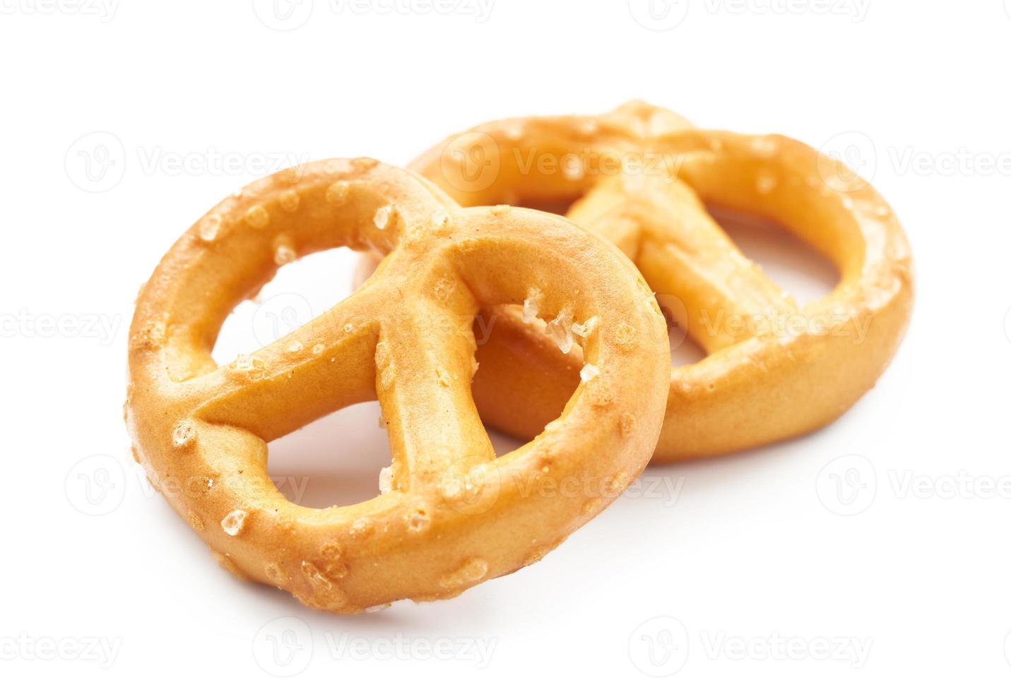 mini saltade pretzel isolerat på vit bakgrund. grupp av pretzel. mini pretzel mellanmål isolerat foto