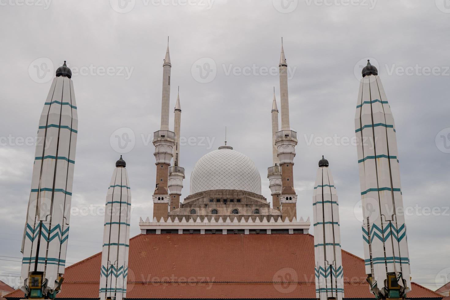 bra moské på de semarang central java, när dag tid med molnig himmel. de Foto är lämplig till använda sig av för Ramadhan affisch och muslim innehåll media.