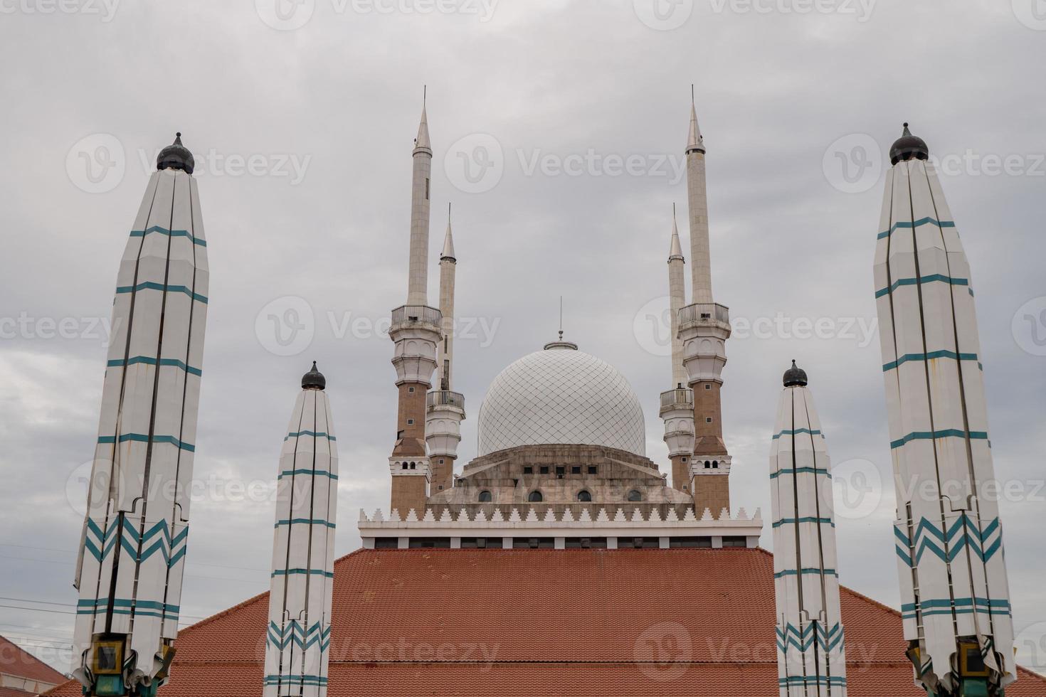 bra moské på de semarang central java, när dag tid med molnig himmel. de Foto är lämplig till använda sig av för Ramadhan affisch och muslim innehåll media.