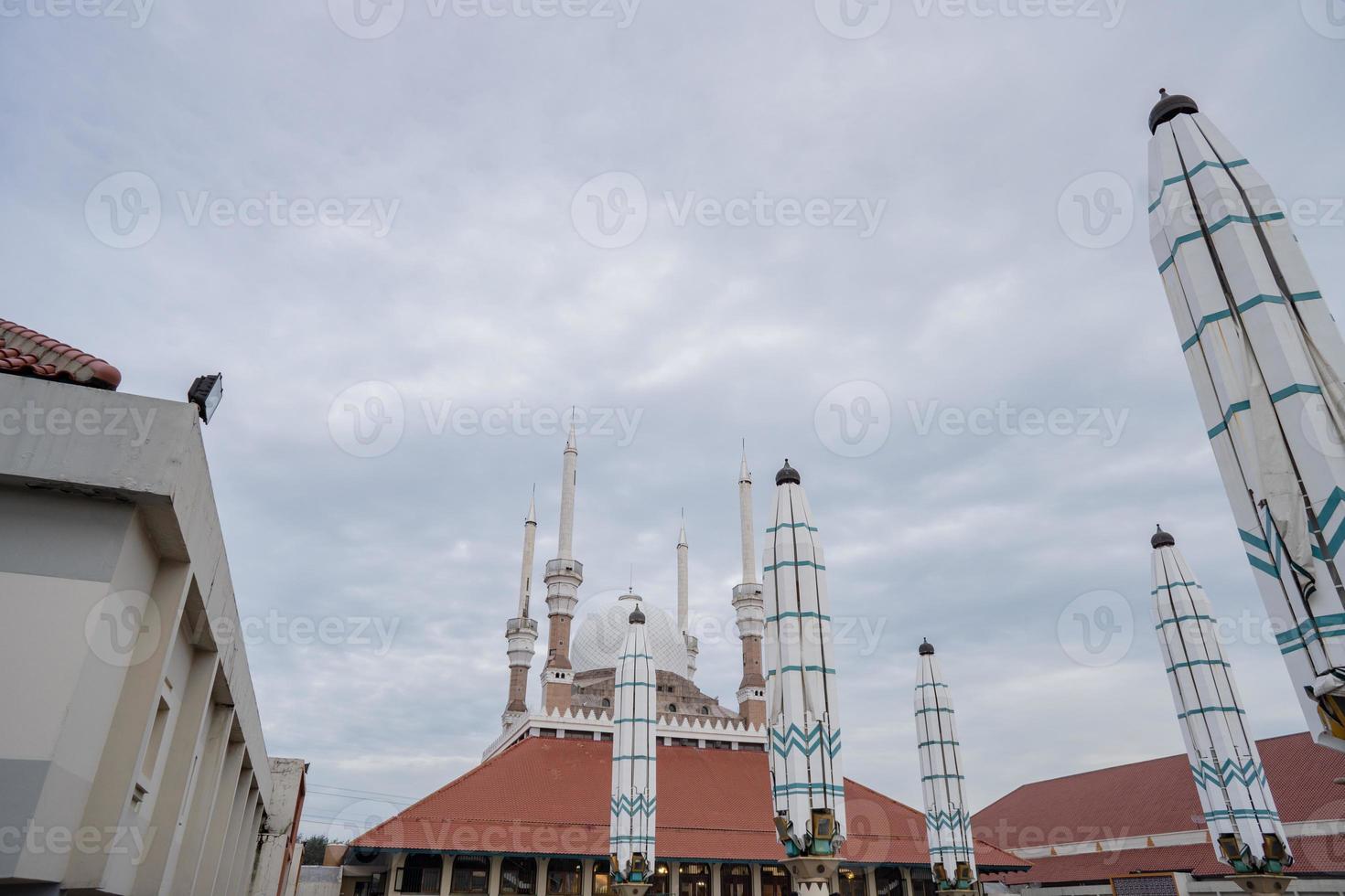 bra moské på de semarang central java, när dag tid med molnig himmel. de Foto är lämplig till använda sig av för Ramadhan affisch och muslim innehåll media.