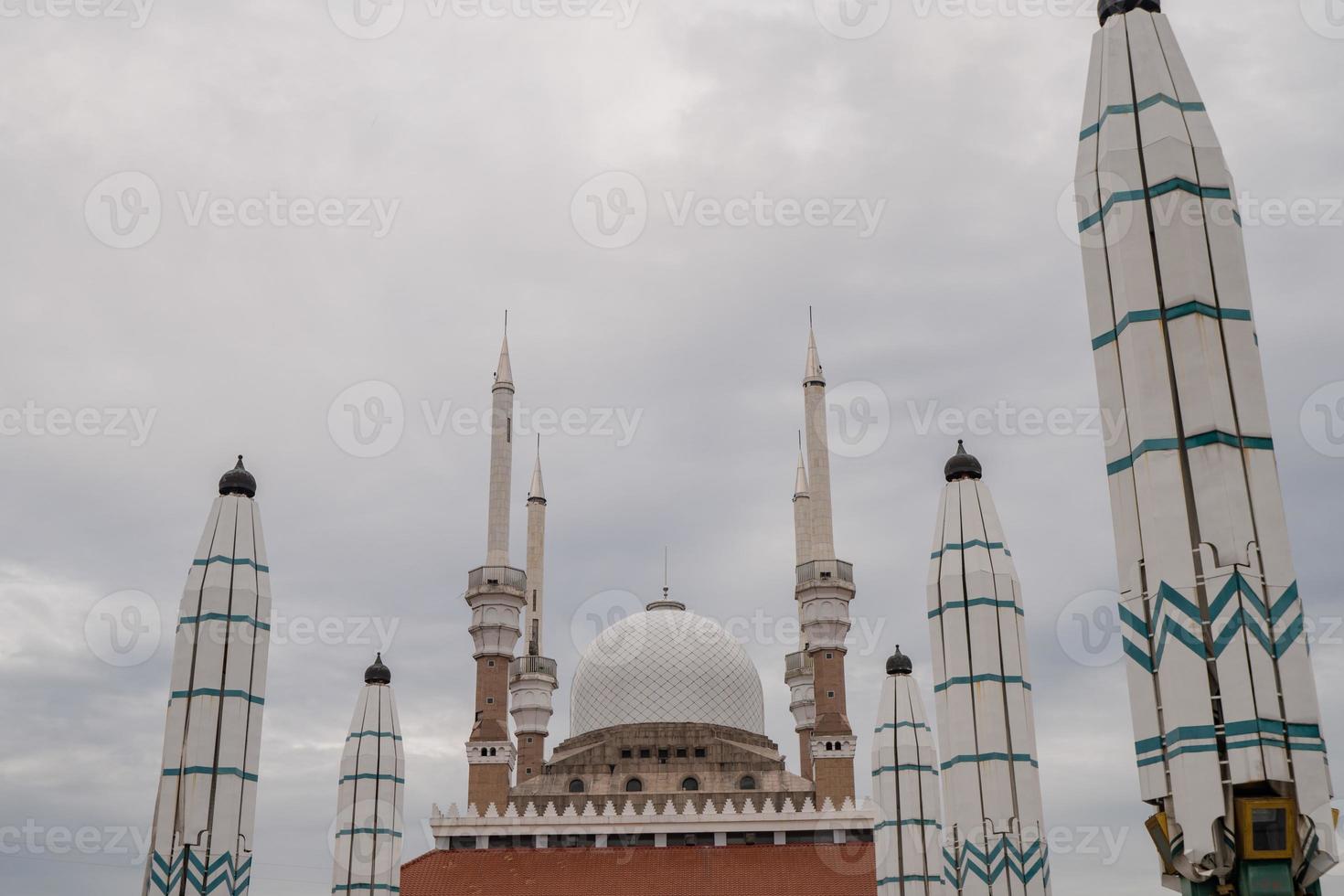 bra moské på de semarang central java, när dag tid med molnig himmel. de Foto är lämplig till använda sig av för Ramadhan affisch och muslim innehåll media.