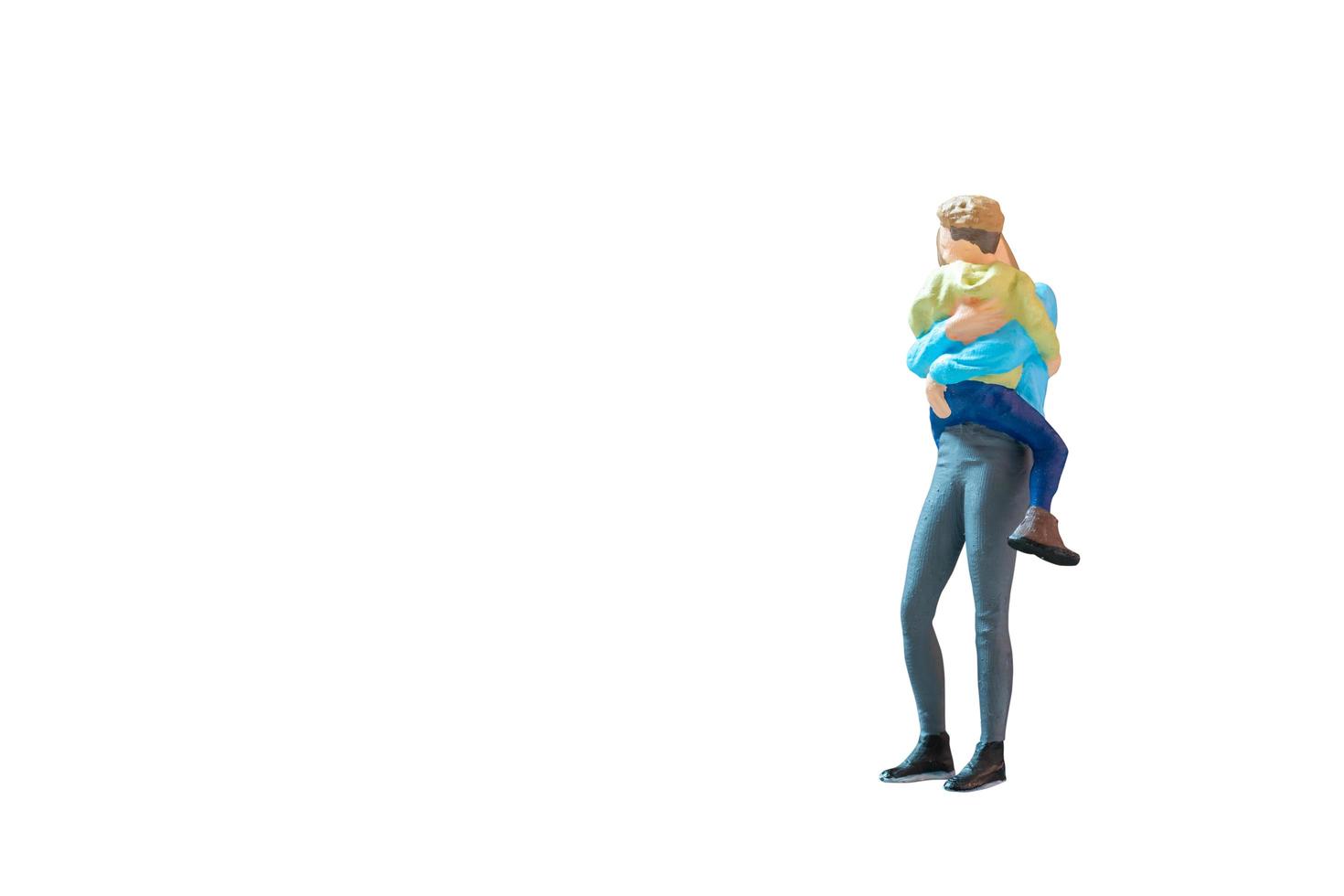 miniatyr människor, mamma håller sin söta baby son i armarna på vit bakgrund med urklippsbana foto