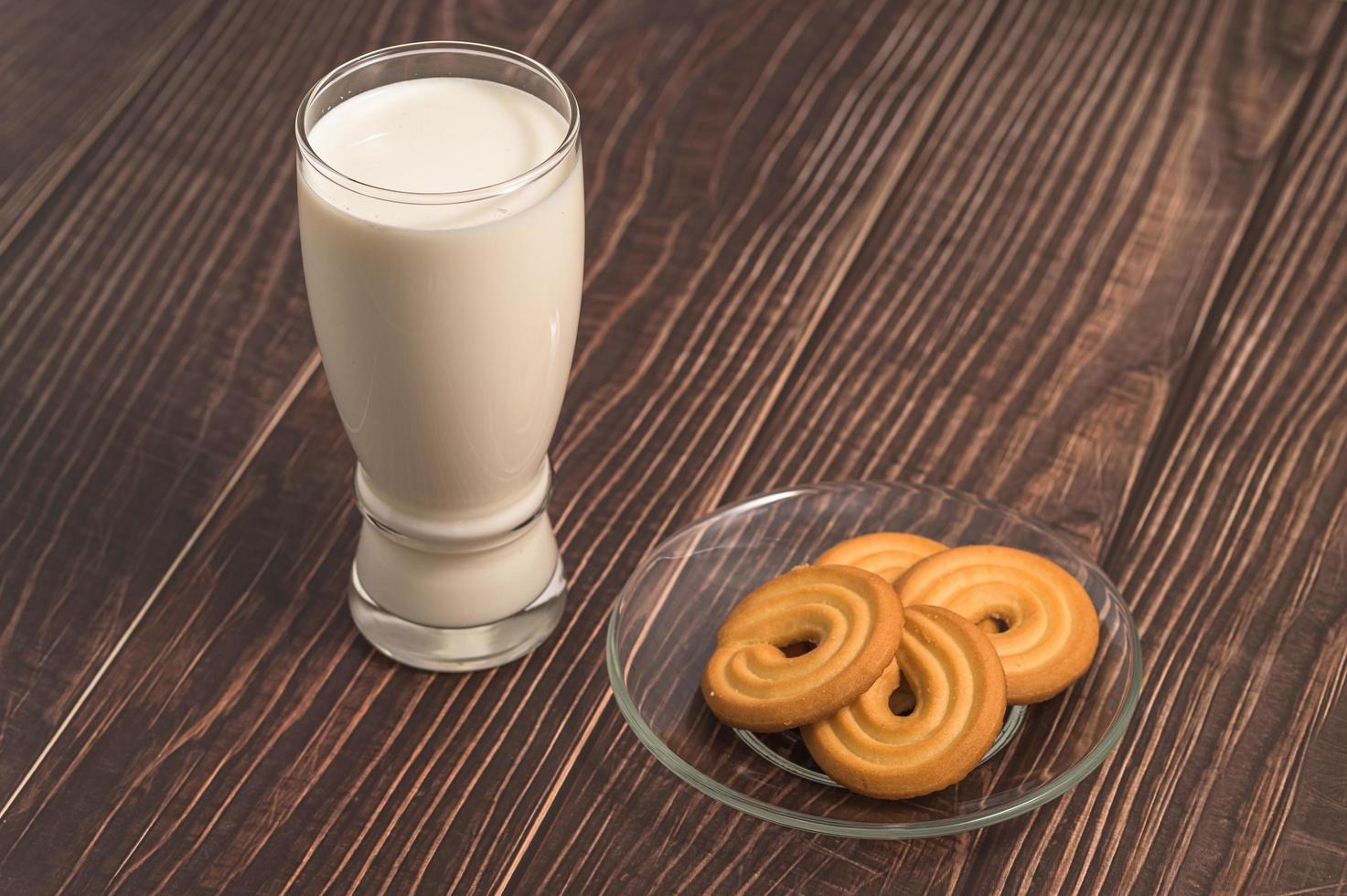 världens mjölkdag, drick mjölk och äta kakor, hälsosam frukost foto