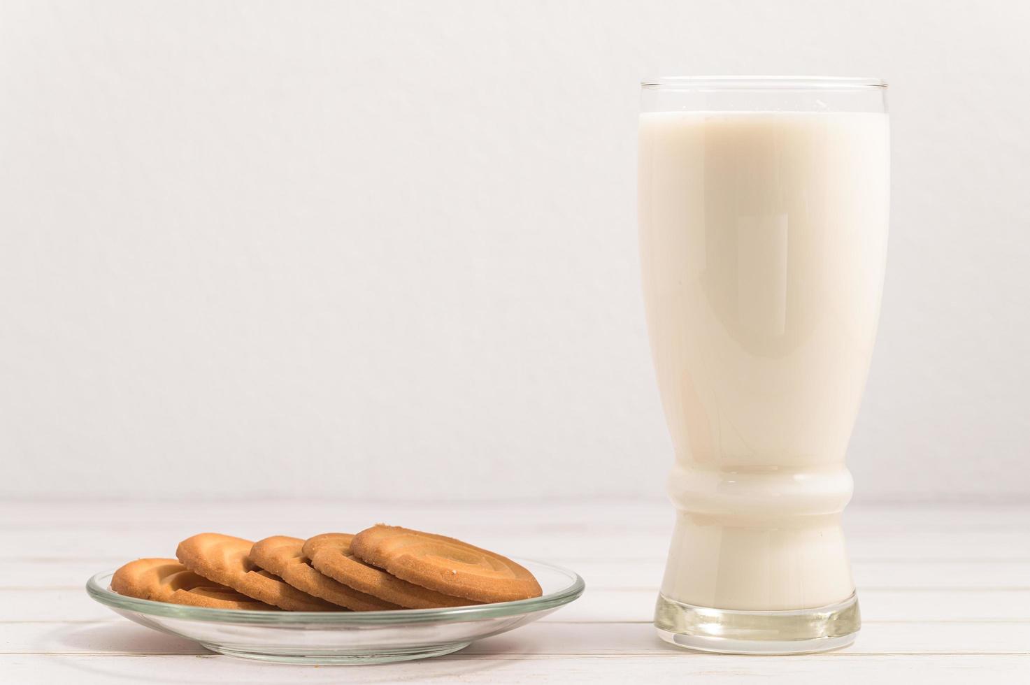 världens mjölkdag, drick mjölk och äta kakor, hälsosam frukost foto