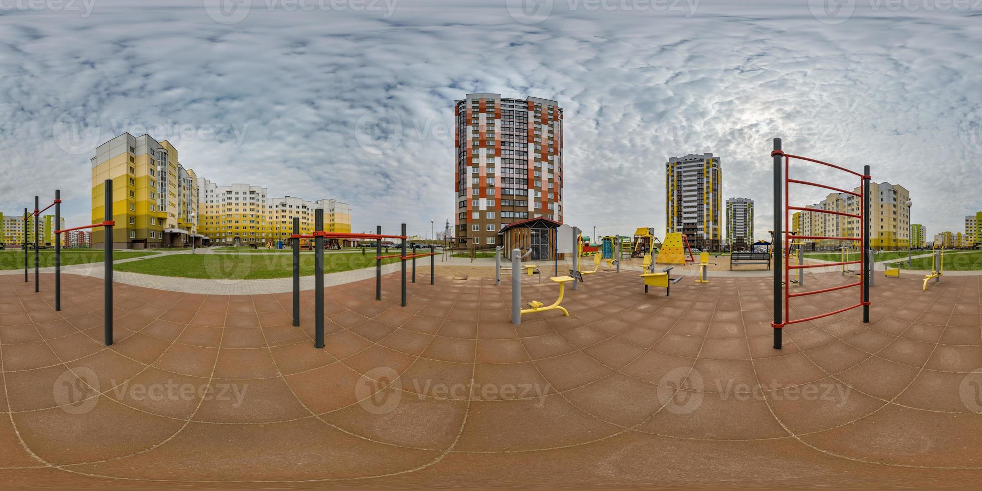 360 hdri panorama se utomhus- övning Utrustning Gym bland modern bostads- komplex med skyskrapor och höghus byggnader i likriktad sfärisk utsprång redo vr virtuell verklighet innehåll foto