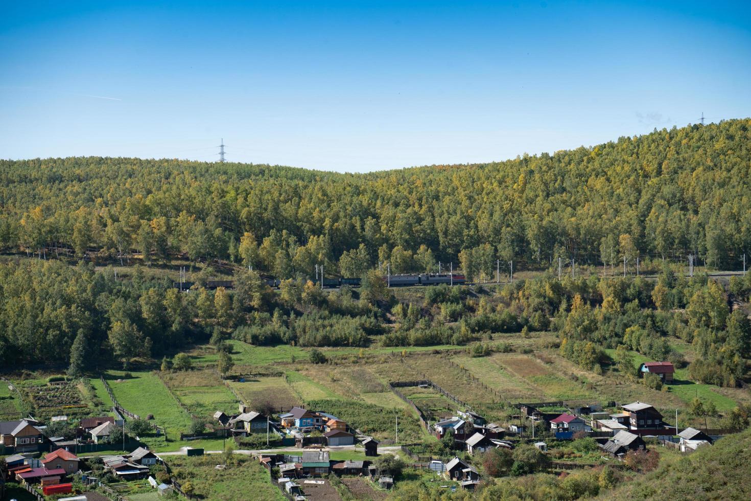 Flygfoto över byn kultuk med en klarblå himmel i Ryssland foto