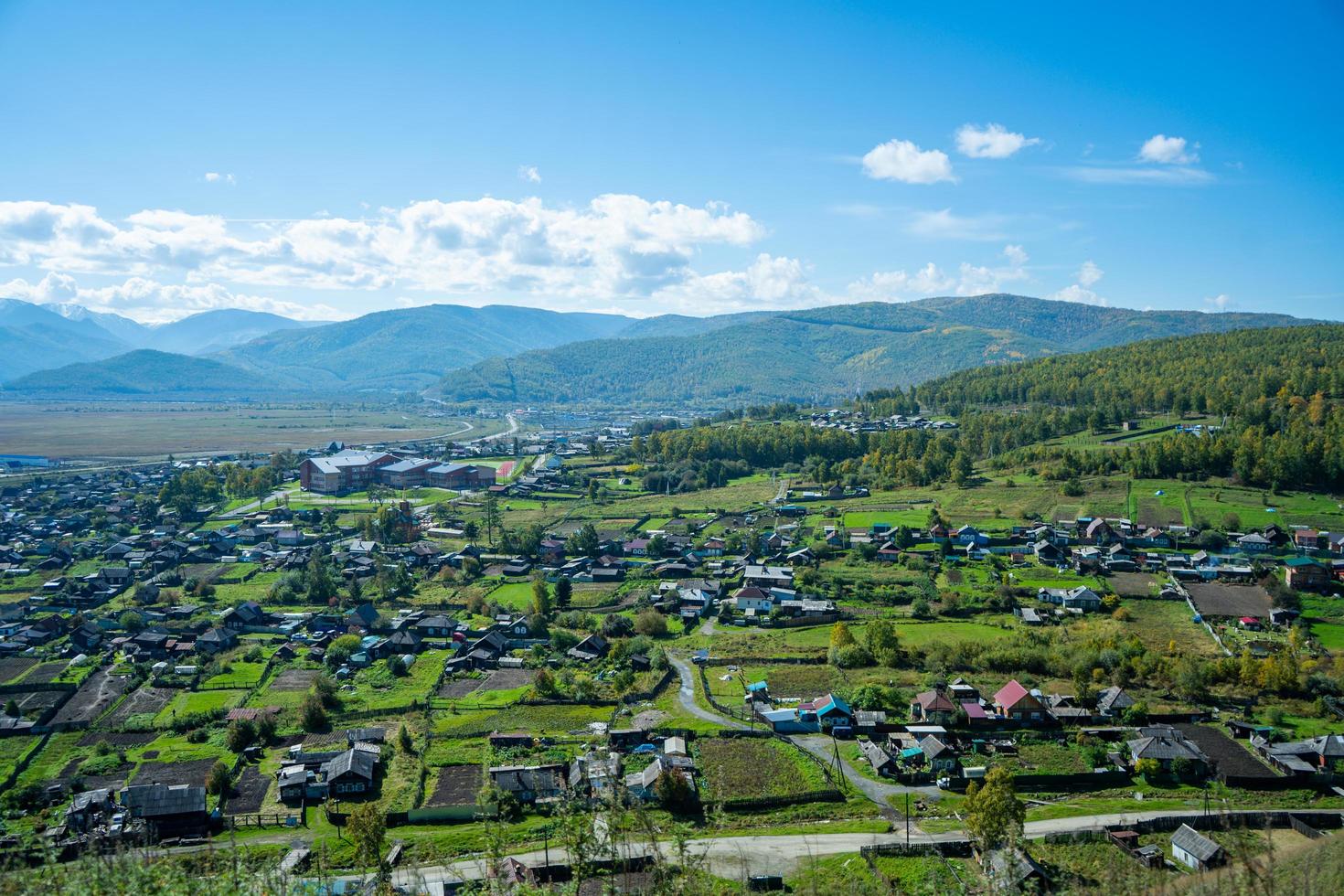 Flygfoto över byn kultuk med en klarblå himmel i Ryssland foto