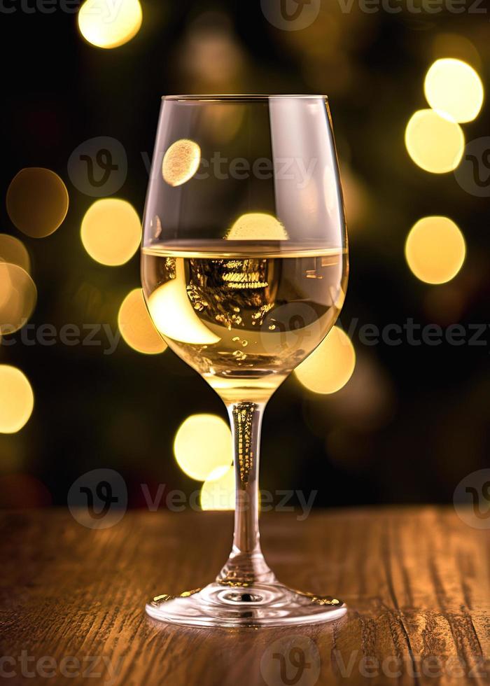glas av vit vin på en trä- tabell med bokeh lampor bakgrund foto