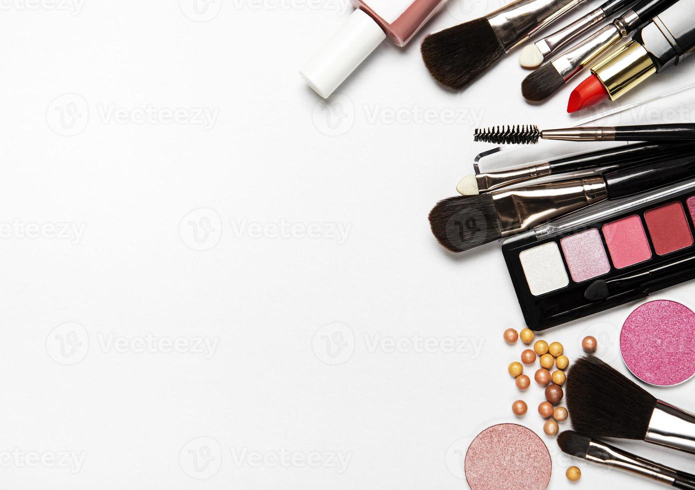 kosmetika med kopieringsutrymme på en vit bakgrund foto