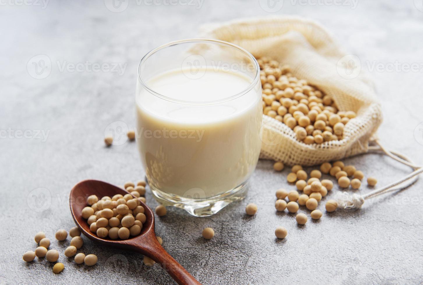 soja med sojamjölk i ett glas foto